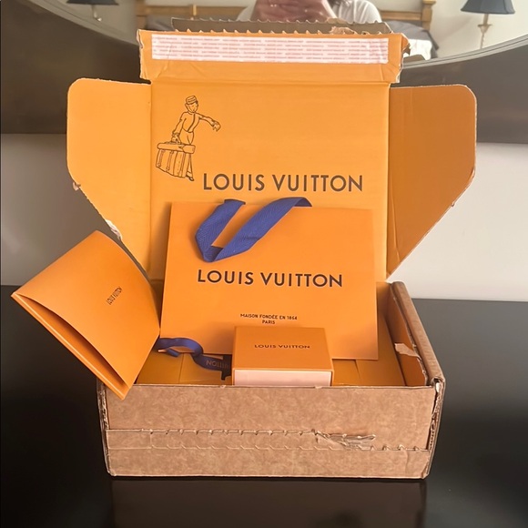 Louis Vuitton box, shopping bag, ribbon and receipt holder - brand new! - Picture 1 of 11